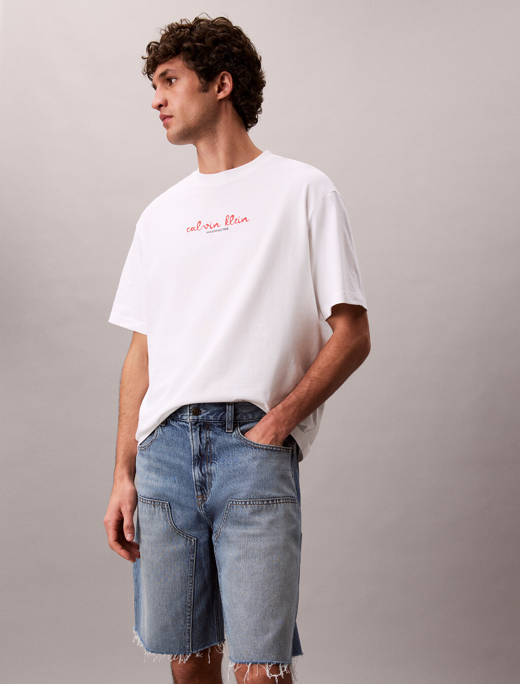 Buy CK 트래블라인 그래픽 티 in color BRIGHT WHITE