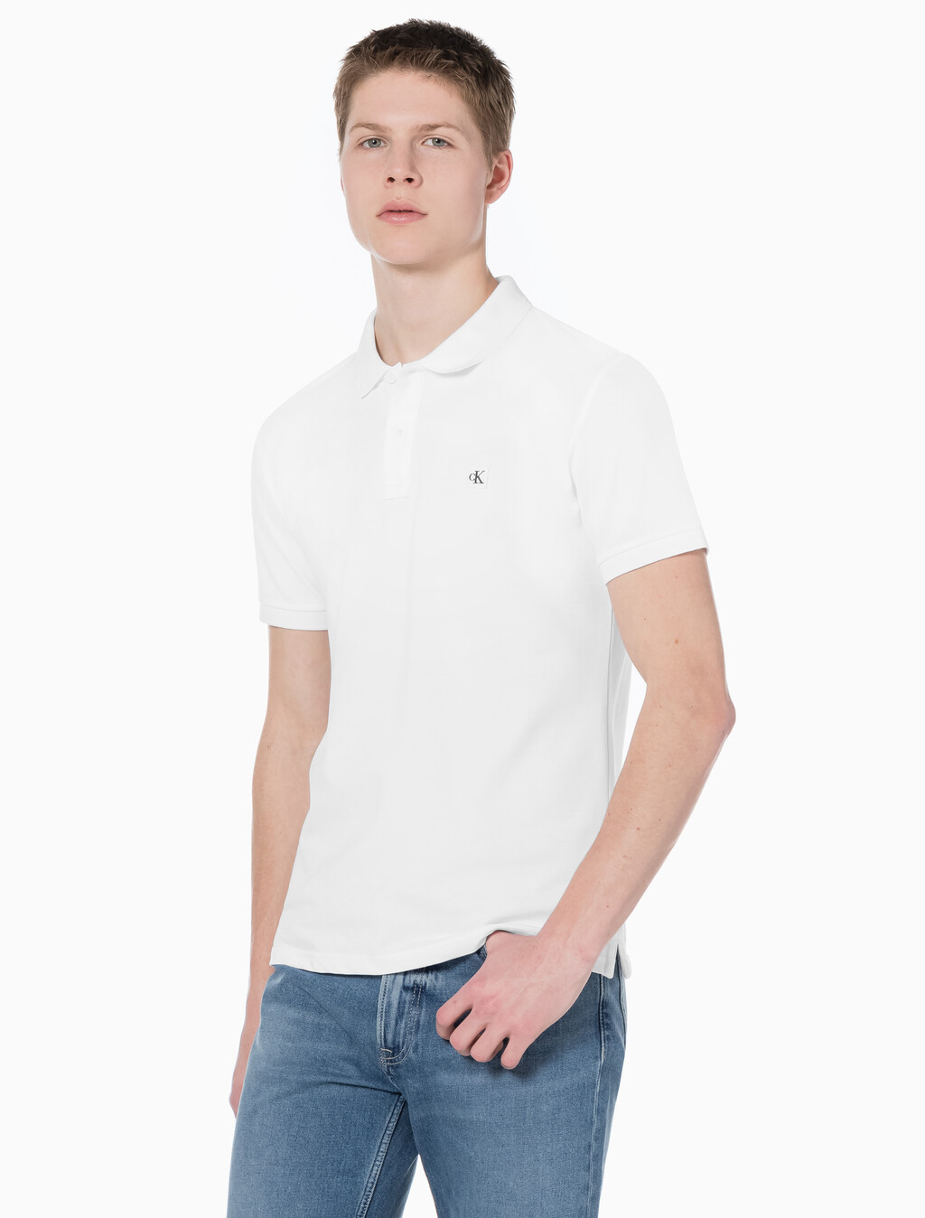 Buy 남성 슬림핏 CK 로고 뱃지  폴로 티셔츠 in color BRIGHT WHITE