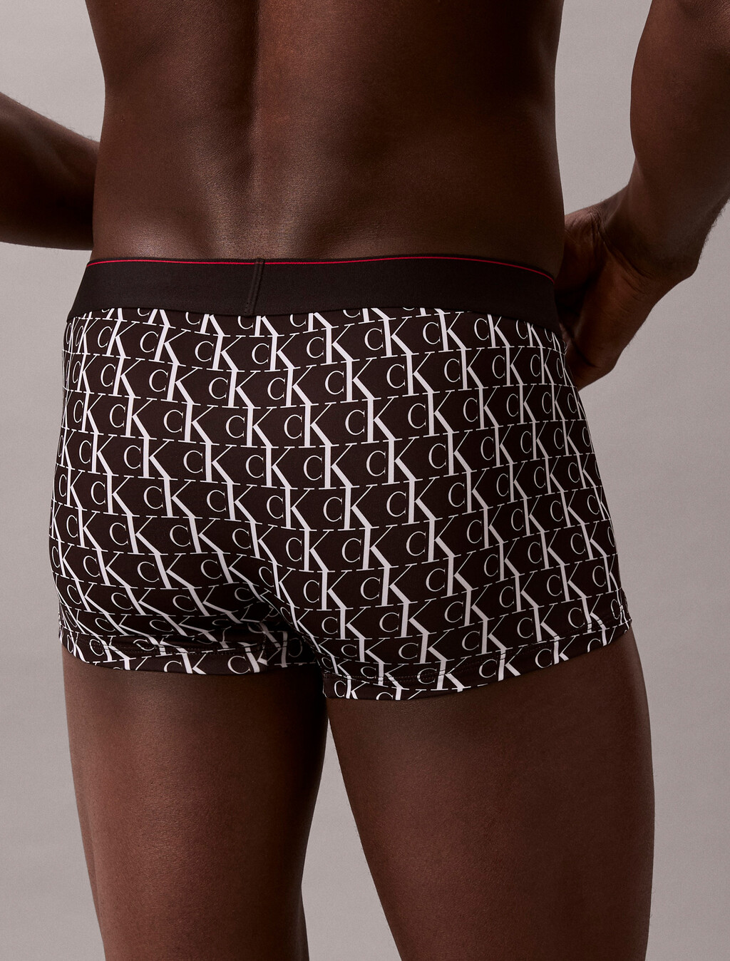 Buy 남성 CK 그래픽 마이크로 로우 라이즈 트렁크 in color BLACK PRINT