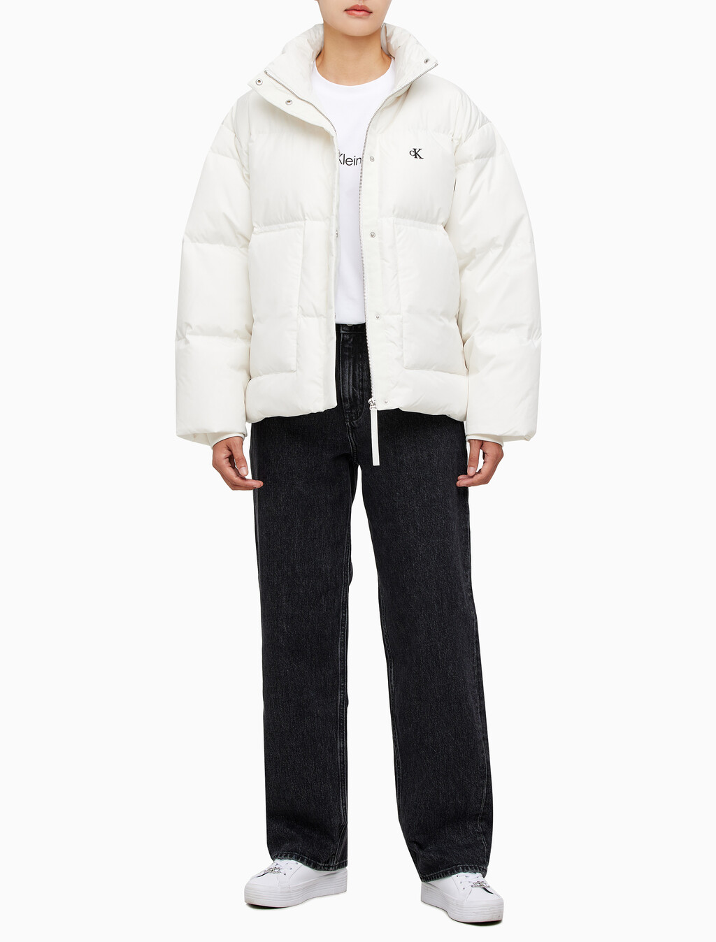 Buy 여성 숏 렝스 스탠드 카라 푸퍼 다운 재킷 in color WHITE