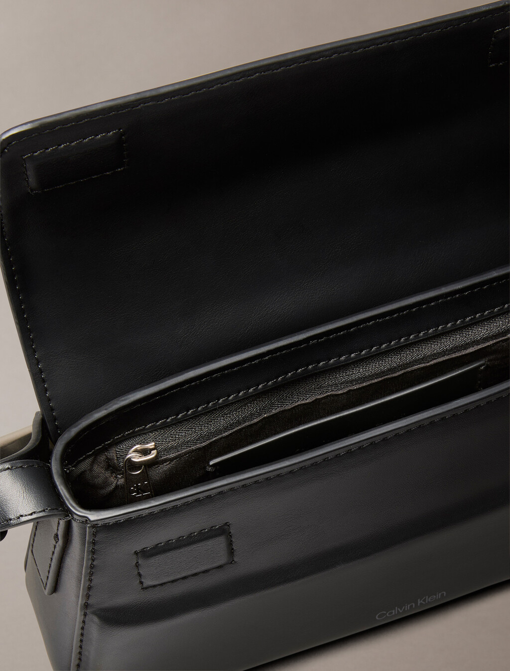 Buy 여성 벨티드 스몰 숄더 백 in color BLACK