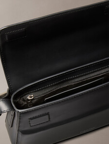 Buy 여성 벨티드 스몰 숄더 백 in color BLACK