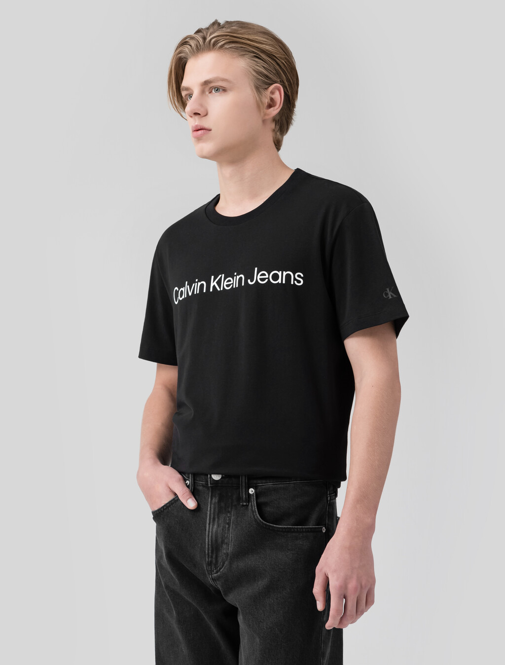 Buy 남성 레귤러핏 인스티튜셔널 로고 스트레치 반팔 티셔츠  in color CK BLACK