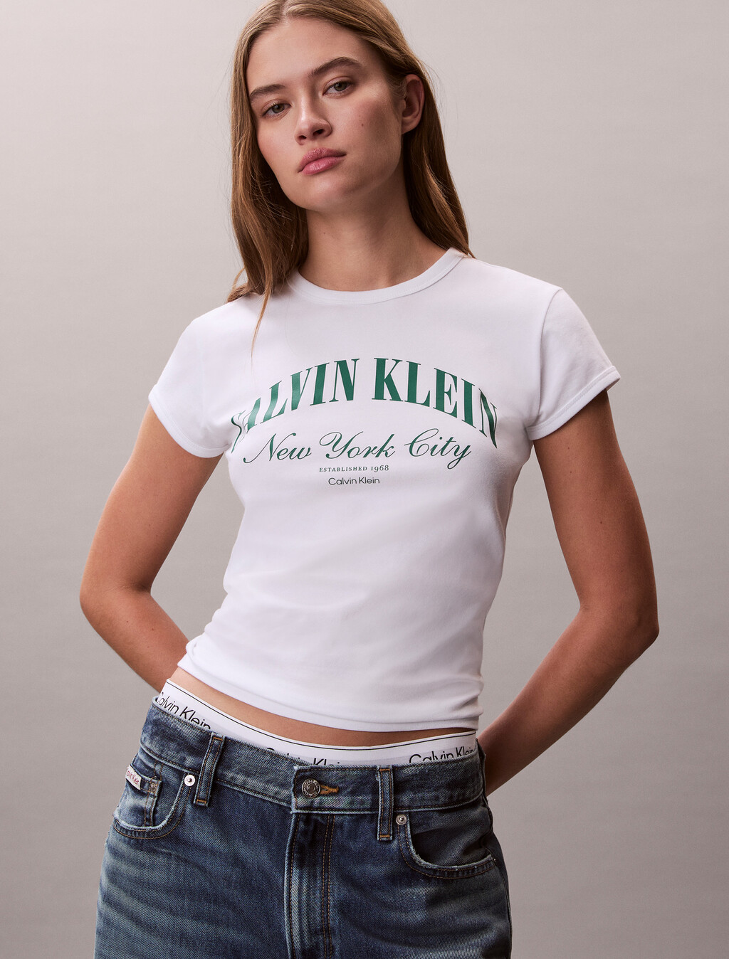 Buy 여성 그래픽 로고 베이비 티 in color BRIGHT WHITE