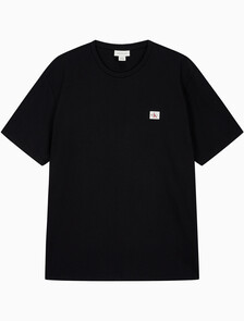 Buy 남성 클래식핏 뱃지 로고 반팔 티셔츠 in color BLACK