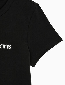 Buy 여성 슬림핏 인스티튜셔널 로고 반팔 티셔츠 in color CK BLACK