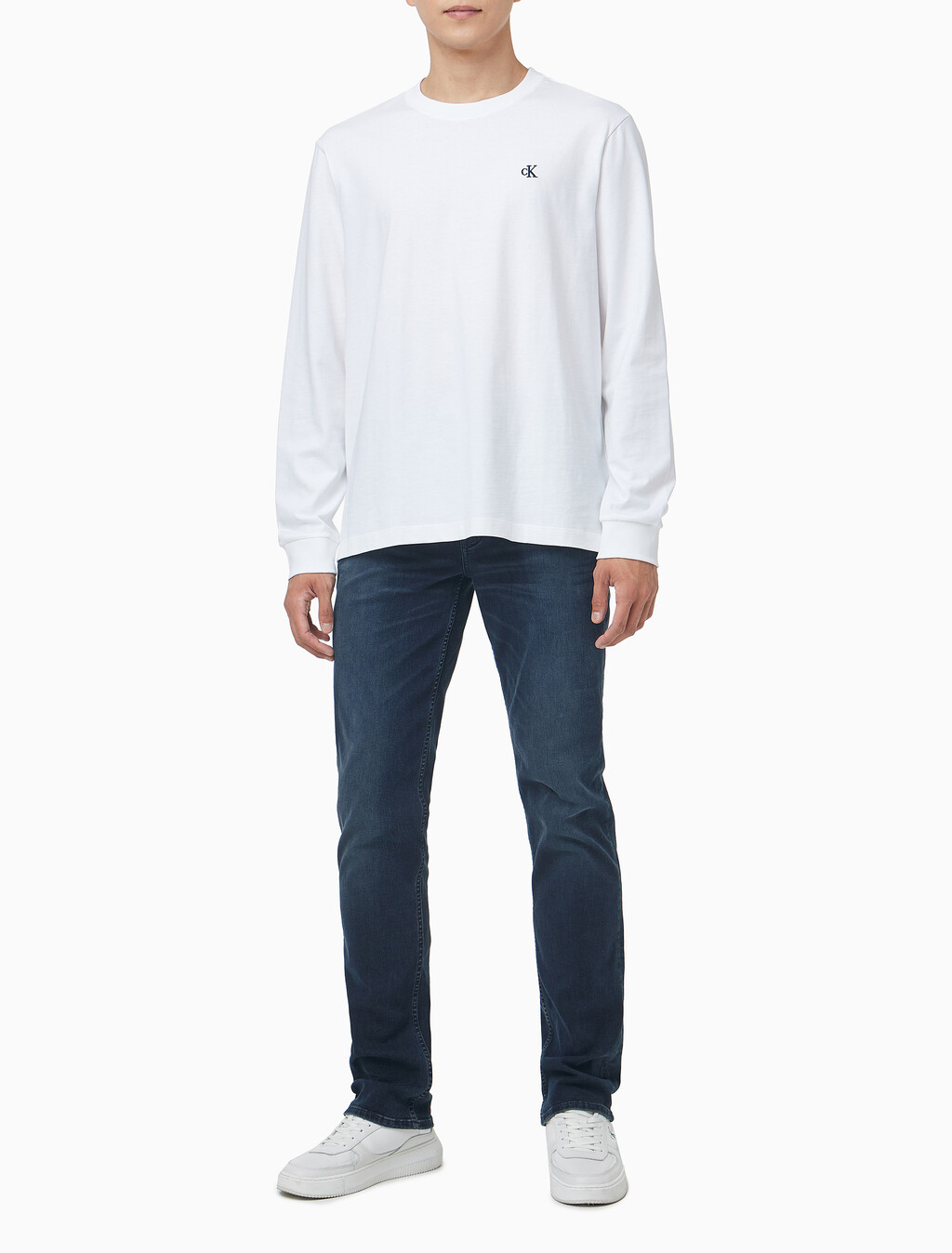 Buy 남성 이지핏 아카이브 로고 긴팔 티셔츠 in color BRIGHT WHITE