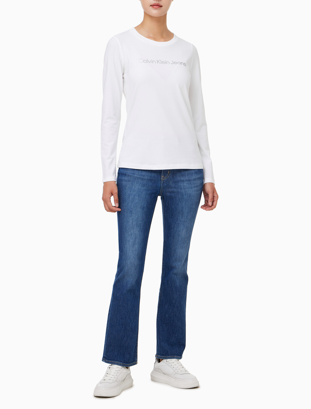 Buy 여성 인스티튜셔널 로고 스트레이트핏 긴팔 티셔츠 in color BRIGHT WHITE