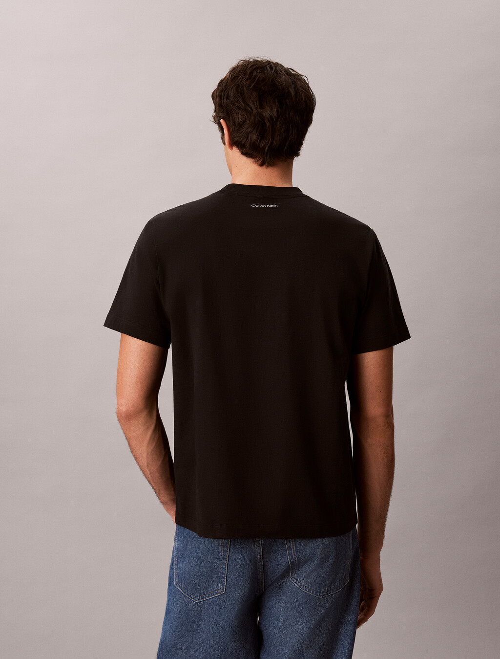 Buy 캘빈 커시브 그래픽 티 in color BLACK