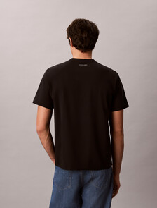 Buy 캘빈 커시브 그래픽 티 in color BLACK