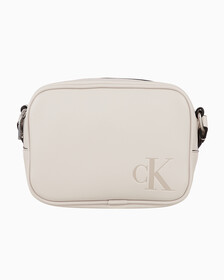 Buy 여성 CKJ 스컬티드 카메라백 in color EGGSHELL