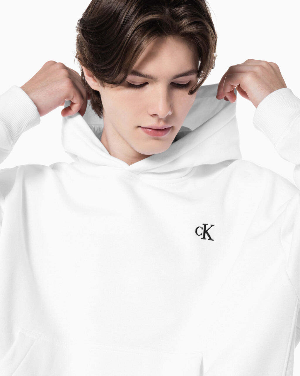 Buy 남성 아카이브 릴렉스핏 CK 스몰 로고 기모 후디 in color BRILLIANT WHITE