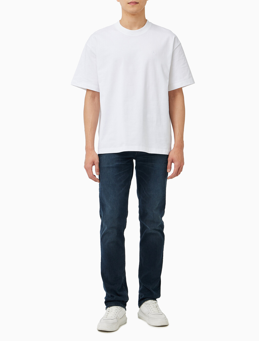 Buy 남성 오버핏 엠보스 모노로고 티 in color BRIGHT WHITE