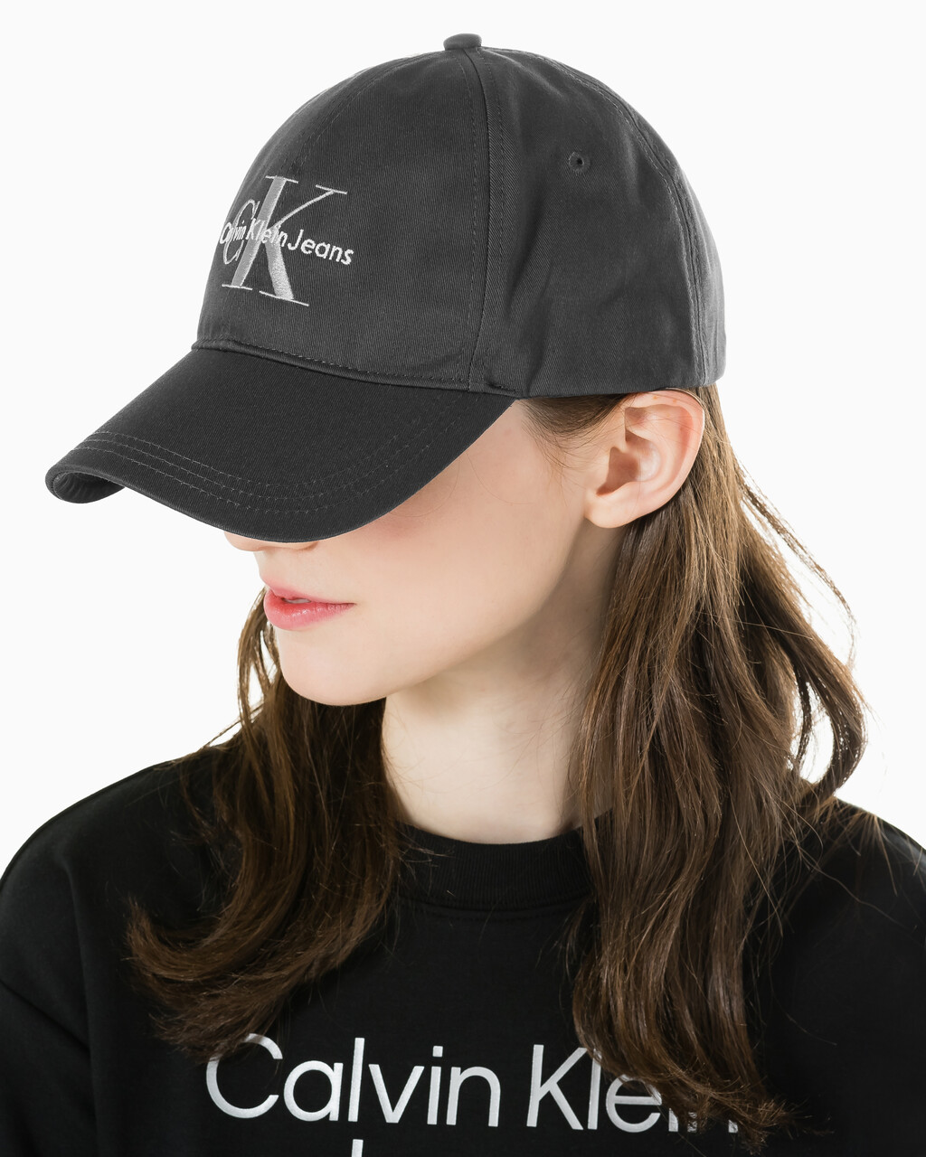 Buy 남녀공용 CKJ 모노그램 엠브로이더리 캡 in color CHARCOAL