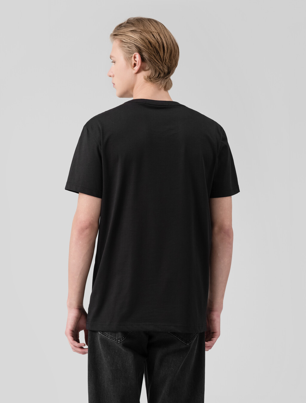 Buy 남성 레귤러핏 솔리드 CK 로고 반팔 티셔츠 in color CK BLACK