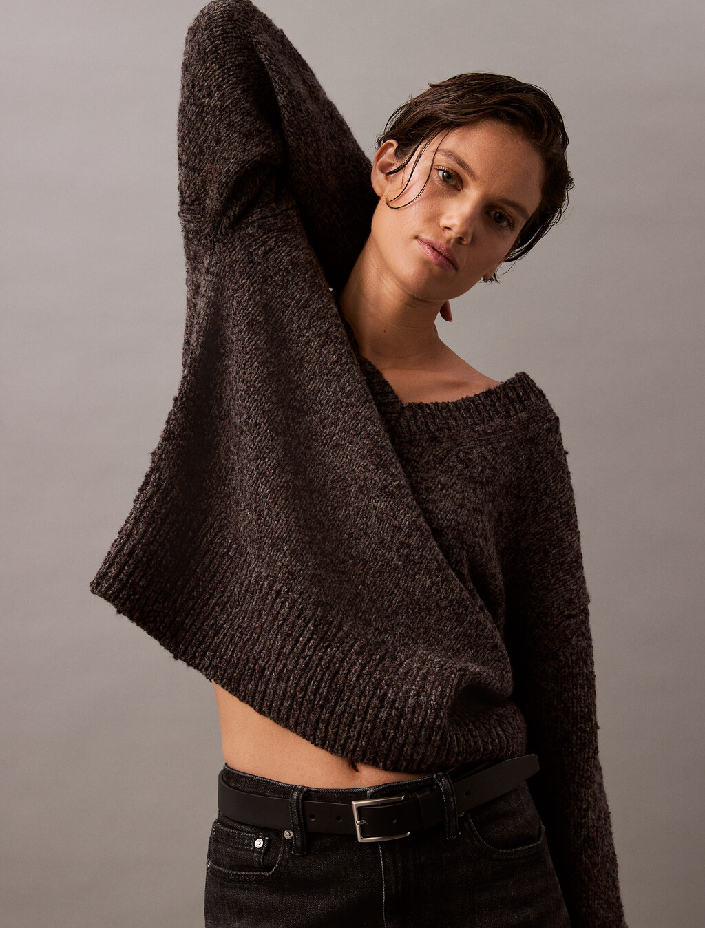 Buy 여성 텍스처드 멜란지 울 브이넥 스웨터 in color BROWN