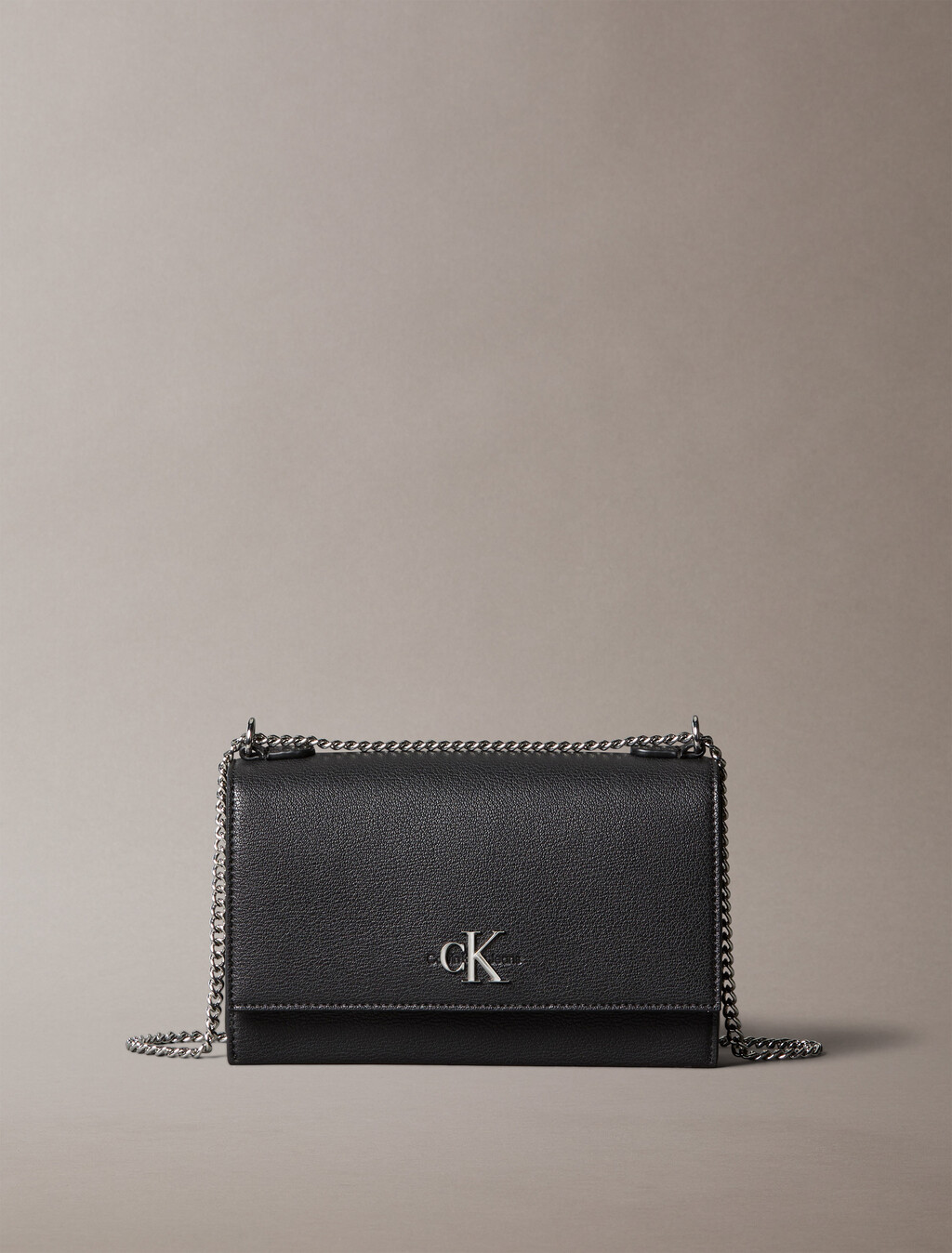 Buy 여성 CKJ 미니멀 모노그램 플랩 체인 숄더백 in color BLACK