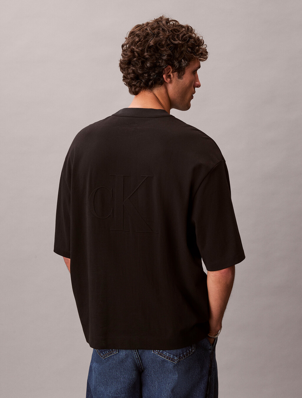 Buy 릴렉스드 핏 쿨링 피크 엠보스드 티 in color BLACK