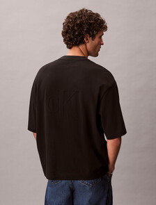 Buy 릴렉스드 핏 쿨링 피크 엠보스드 티 in color BLACK