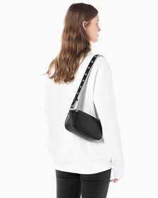 Buy 여성 CKJ 채널 모노 웨빙 카메라백 in color BLACK