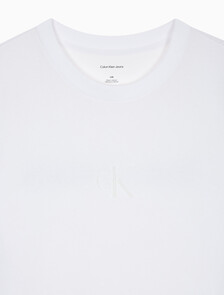 Buy 남성 릴렉스핏 CK 리퀴드 모노그램 로고 반팔 티셔츠 in color BRILLIANT WHITE