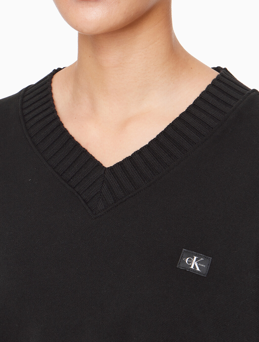 Buy 여성 우븐 라벨 브이넥 스웻셔츠 in color CK BLACK