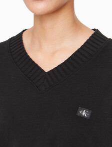 Buy 여성 우븐 라벨 브이넥 스웻셔츠 in color CK BLACK