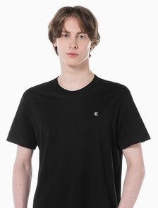 Buy 남성 레귤러핏 CK 로고 뱃지 반팔 티셔츠 in color CK BLACK