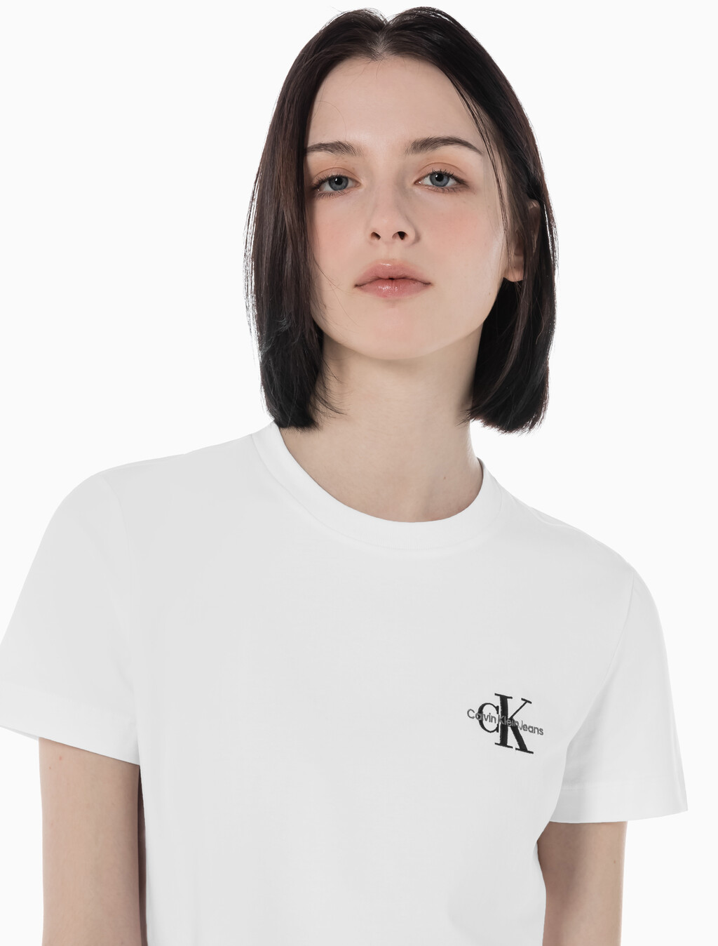 Buy 여성 레귤러핏 스몰 모노그램 로고 반팔 티셔츠  in color BRIGHT WHITE
