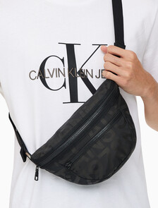 Buy 남성 CKJ 리버시블 지퍼 새들백 in color BLACK