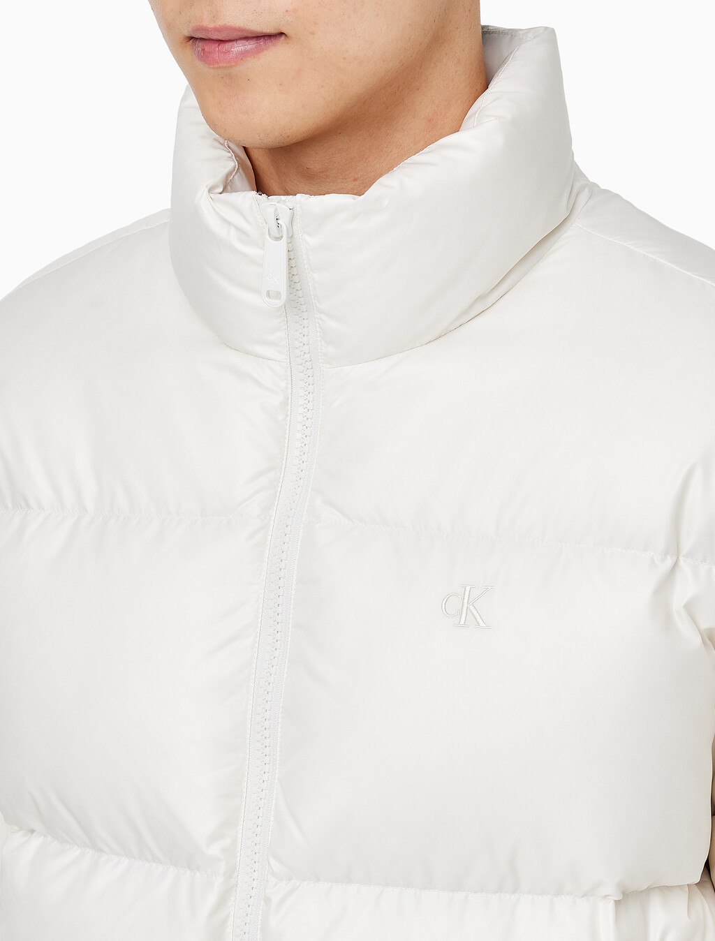 Buy 남녀공용 스탠드 카라 글로시 다운 푸퍼 자켓 in color WHITE