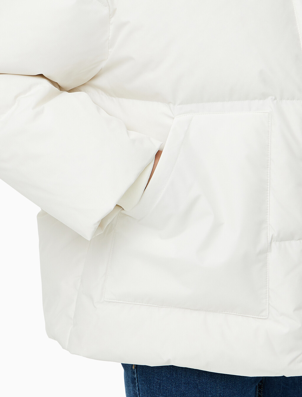 Buy 여성 숏랭스 스탠드 카라 푸퍼 다운 재킷 in color WHITE
