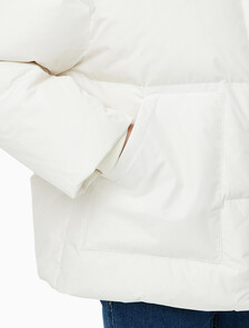 Buy 여성 숏랭스 스탠드 카라 푸퍼 다운 재킷 in color WHITE