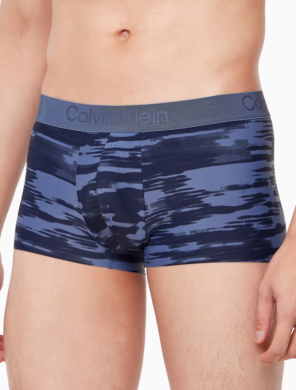 Buy 남성 CK 블랙 프린트 로우 라이즈 드로즈 in color STREAKED PRINT+BANK BLUE