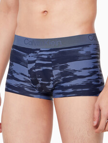 Buy 남성 CK 블랙 프린트 로우 라이즈 드로즈 in color STREAKED PRINT+BANK BLUE