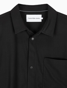 Buy 남성 우븐 탭 박시핏 테크 반팔 셔츠 in color CK BLACK