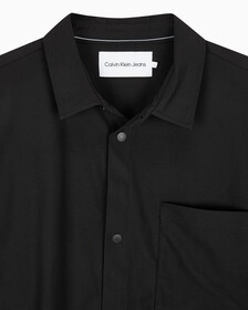 Buy 남성 우븐 탭 박시핏 테크 반팔 셔츠 in color CK BLACK