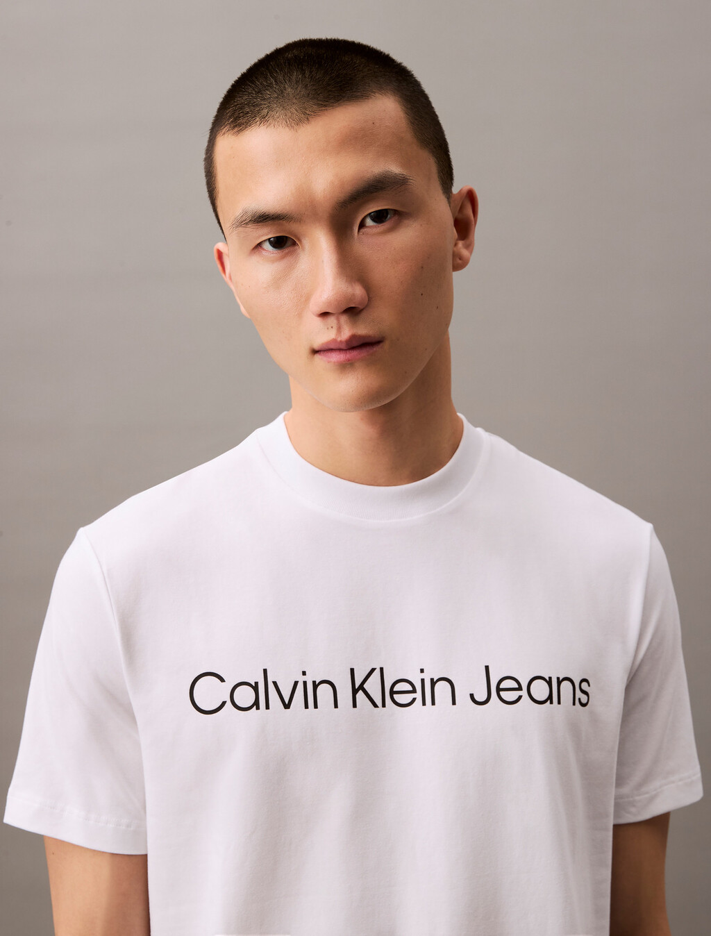 Buy 남성 레귤러핏 인스티튜셔널 로고 반팔 티셔츠 in color BRILLIANT WHITE