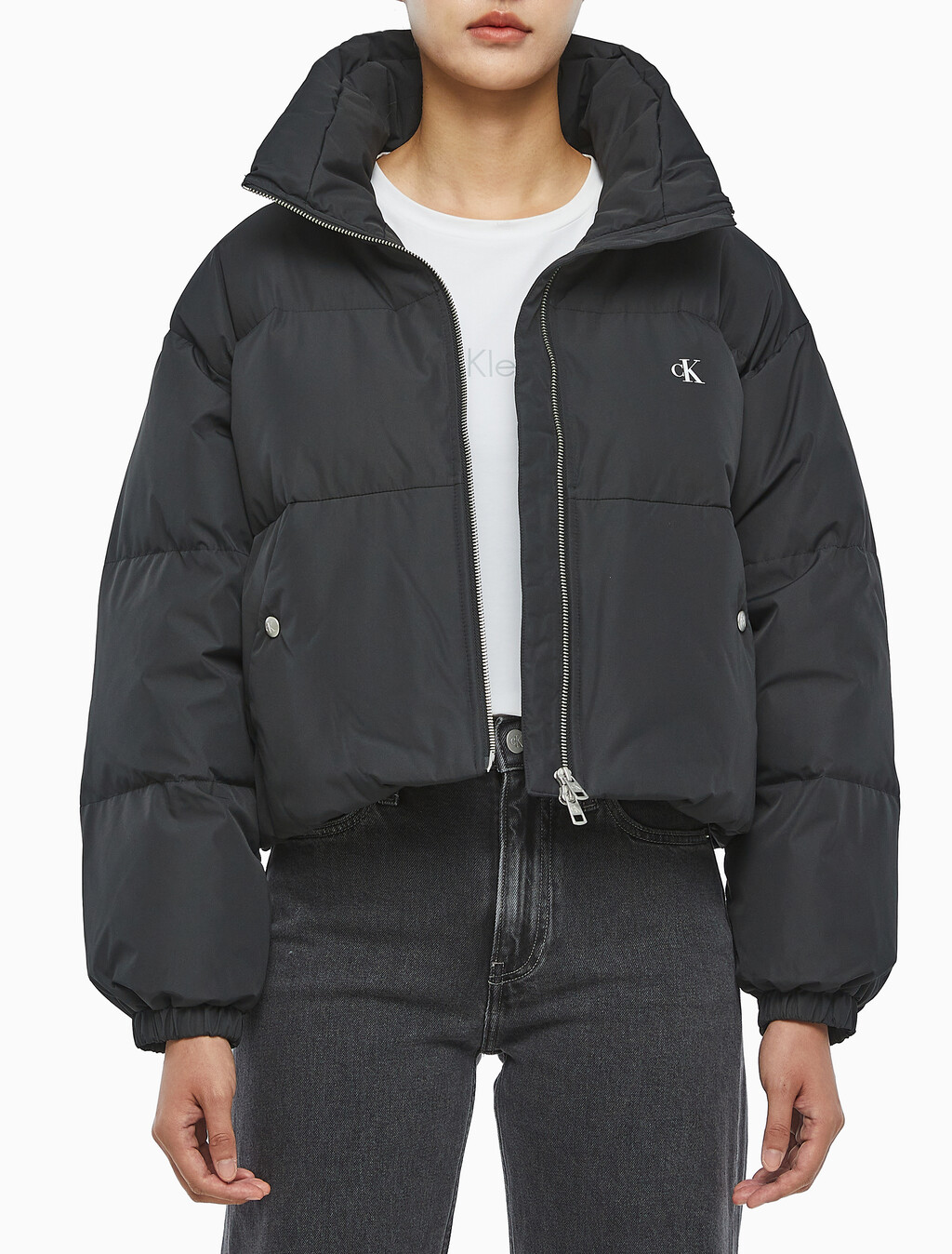 Buy 여성 볼륨 넥 크롭 다운 푸퍼 in color CK BLACK