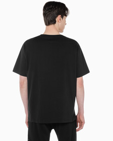 Buy 남성 레귤러 핏 에센셜 볼드 로고 반팔 티셔츠 in color BLACK