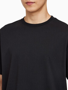 Buy 남성 릴렉스핏 모던 메탈 로고 반팔 티셔츠 in color CK BLACK