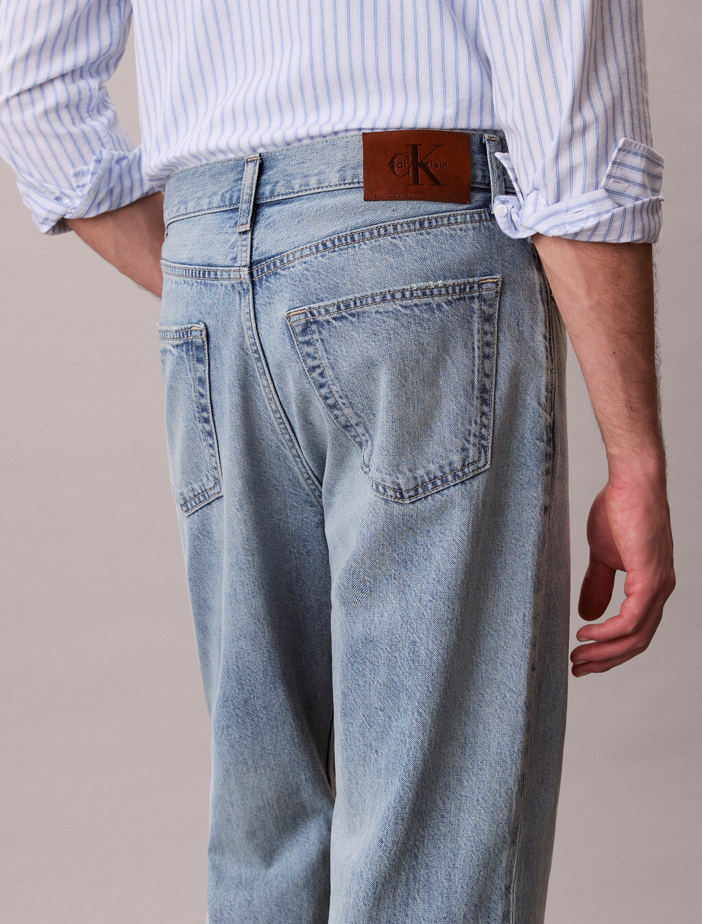 Buy 90S 테이퍼핏 진 in color Mid Blue