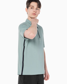 Buy 남성 리플렉티브 로고 레귤러 핏 기능성 집업 폴로 티셔츠 in color GREEN MILIEU