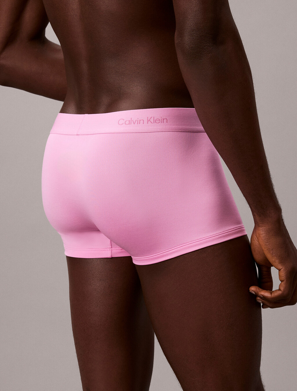 Buy 남성 모던 로고 패치 마이크로 로우 라이즈 트렁크 in color Pink