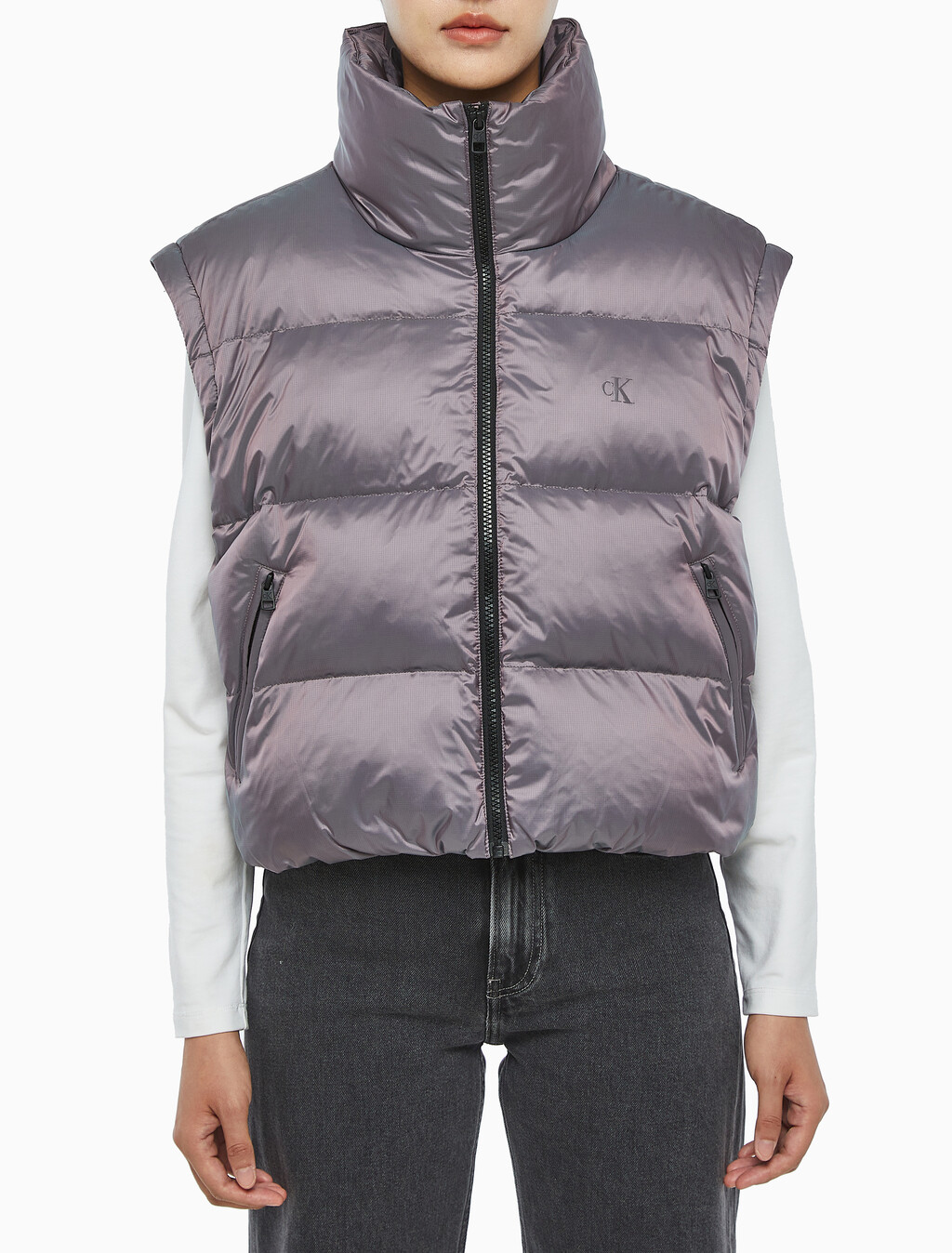 Buy 여성 투톤 글로시 디터쳐블 크롭 다운 in color AMARANTH 