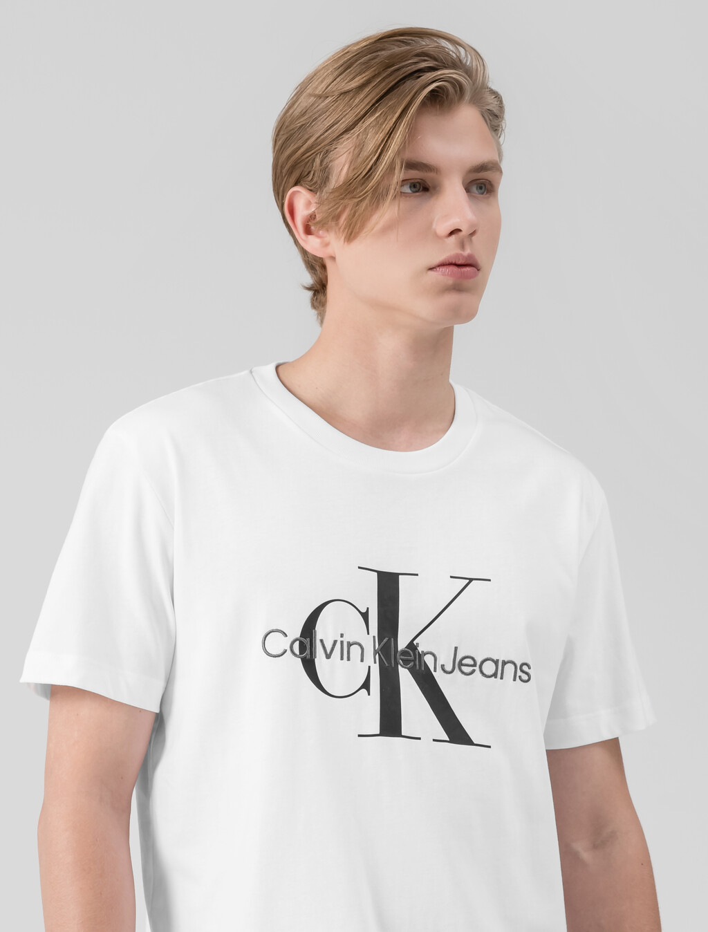 Buy 남성 레귤러핏 모노그램 엠브로이더리 로고 반팔 티셔츠  in color BRIGHT WHITE