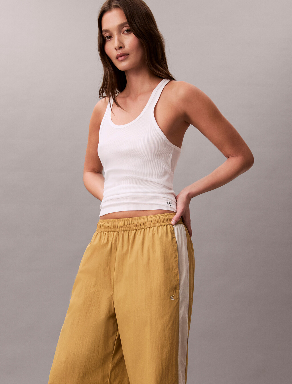 Buy 여성 나일론 캐주얼 팬츠 in color Ivory