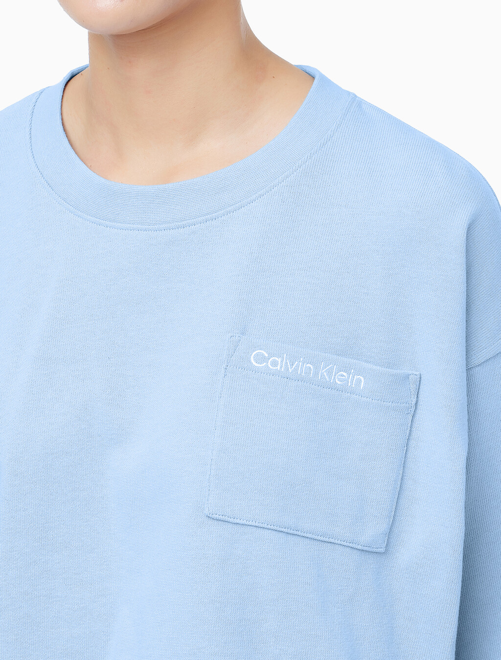Buy 여성 CK 베이직 라운지 로고 져지 크롭 롱슬리브 in color Light Blue