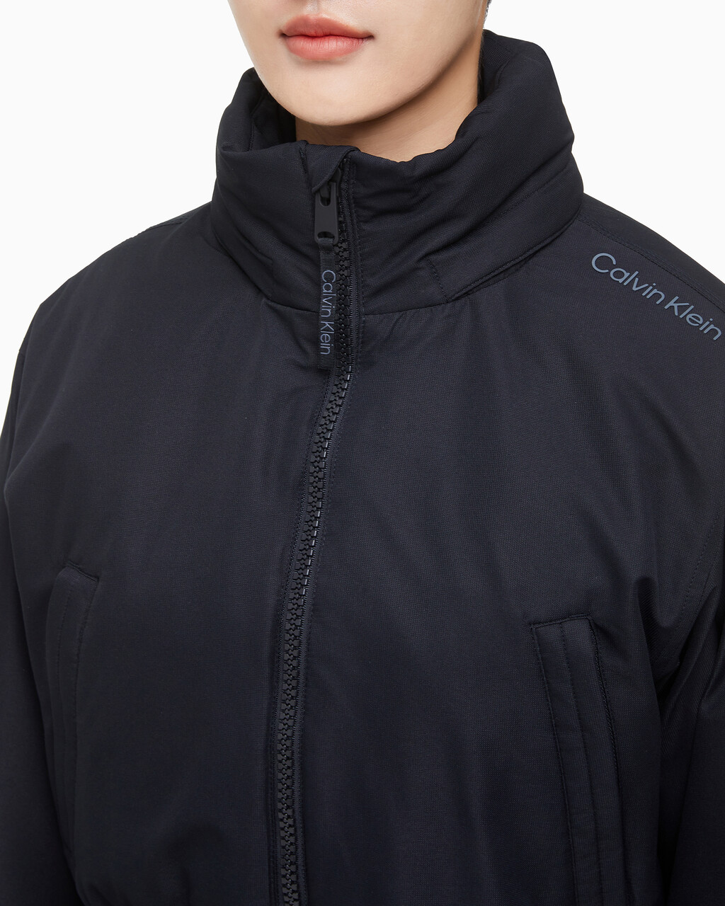 Buy 여성 크롭 패디드 재킷 in color BLACK