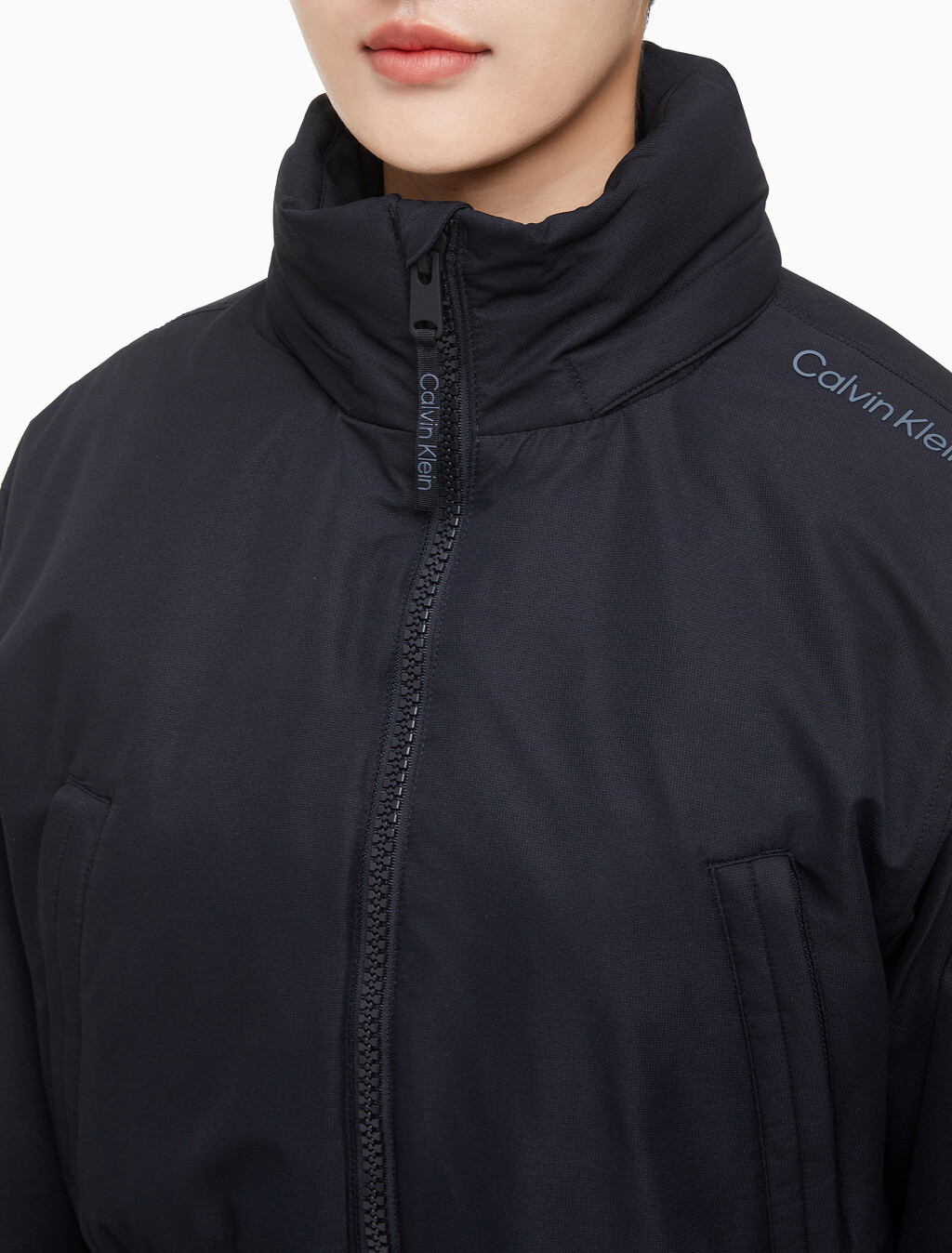 Buy 여성 크롭 패디드 재킷 in color BLACK